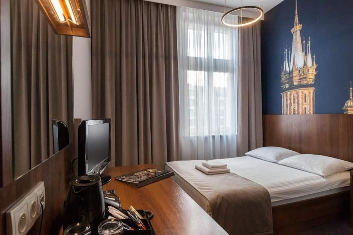 Roupas de cama premium, escrivaninha, espaço de trabalho para notebook