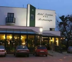 A hotel named "Hotel Loring Restaurante." - Hotel Dorrian (Poznan)