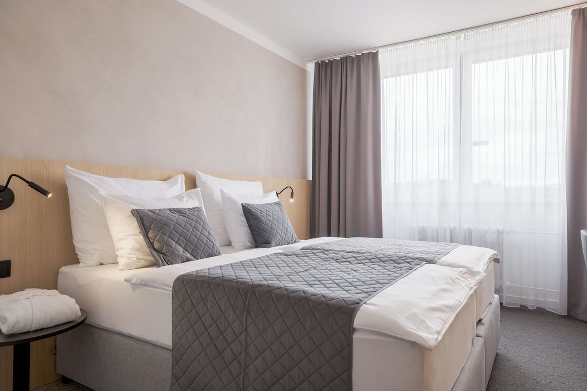 Deluxe Apartment | Hypo-allergenic bedding, pillowtop beds, desk, laptop workspace