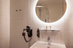 Apartamento Deluxe | Baño | Artículos de higiene personal gratuitos, secador de pelo y toallas