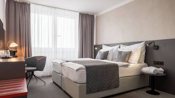 Deluxe-værelse | Allergivenligt sengetøj, senge med topmadrasser, skrivebord