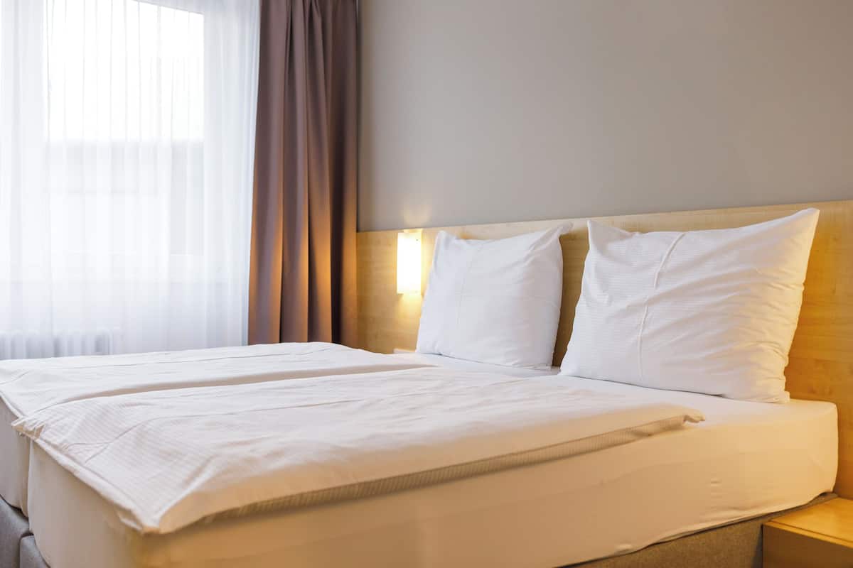 Apartment, 1 Bedroom | Hypo-allergenic bedding, pillowtop beds, desk, laptop workspace