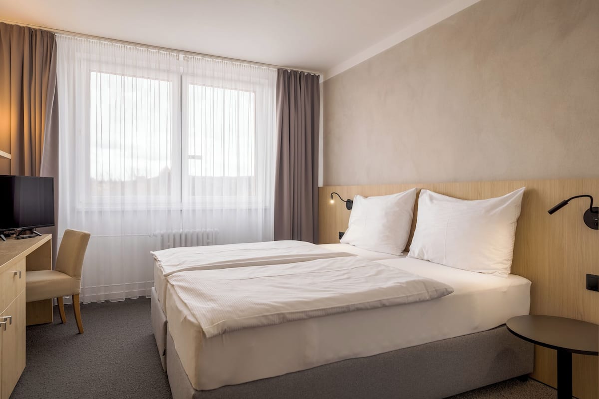 Business Apartment | Hypo-allergenic bedding, pillowtop beds, desk, laptop workspace