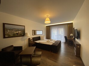 Premium tweepersoonskamer, 1 slaapkamer | Een minibar, een kluis op de kamer, een bureau, verduisterende gordijnen