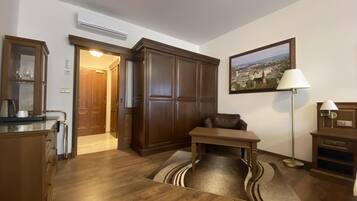 Premium Double Room, 1 Bedroom | Minibar, in-room safe, desk, blackout drapes