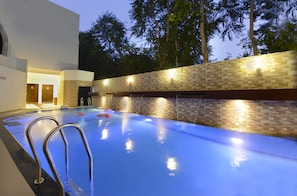 Outdoor pool - Hotel Pushp Villa (Agra)