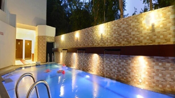 Outdoor pool - Hotel Pushp Villa (Agra)