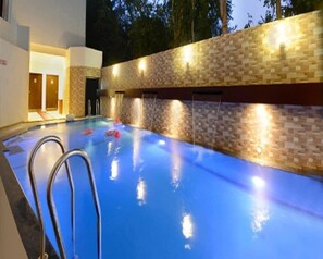 Outdoor pool - Hotel Pushp Villa (Agra)