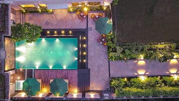 Kolam renang outdoor, dengan payung kolam renang