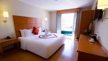 Standard Room, 1 King Bed, Private Bathroom | Minibar, blackout drapes, free WiFi, bed sheets