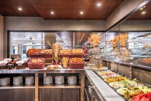 A buffet with various food items and a glass display case. - Hotel Cusco La Paccha, Affiliated by Meliá (Cusco)