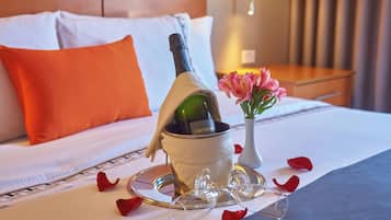 Superior Room, 1 King Bed, Private Bathroom | In-room dining