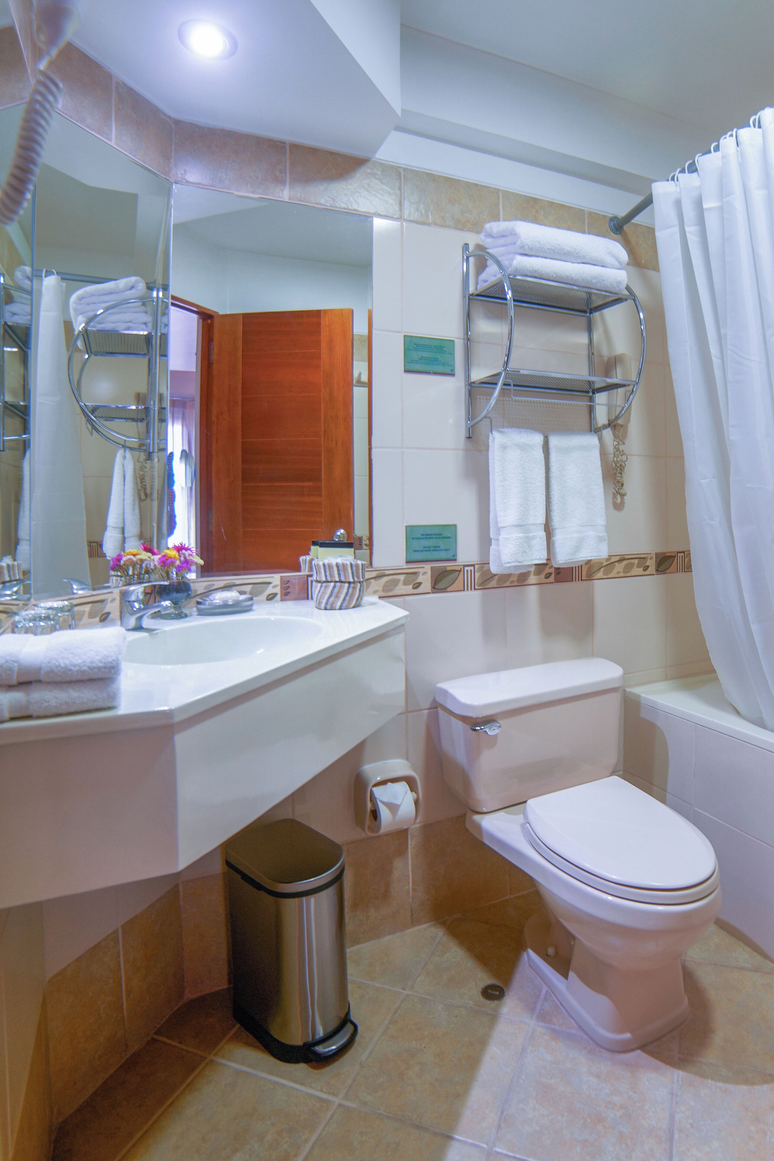 Superior Room, 1 King Bed | Bathroom
