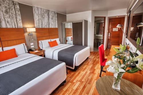 Quarto duplo superior, banheiro privativo | Frigobar, cortinas blackout, Wi-Fi de cortesia, roupa de cama