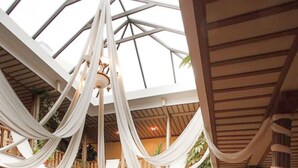 Phục vụ bữa sáng, bữa trưa và bữa tối