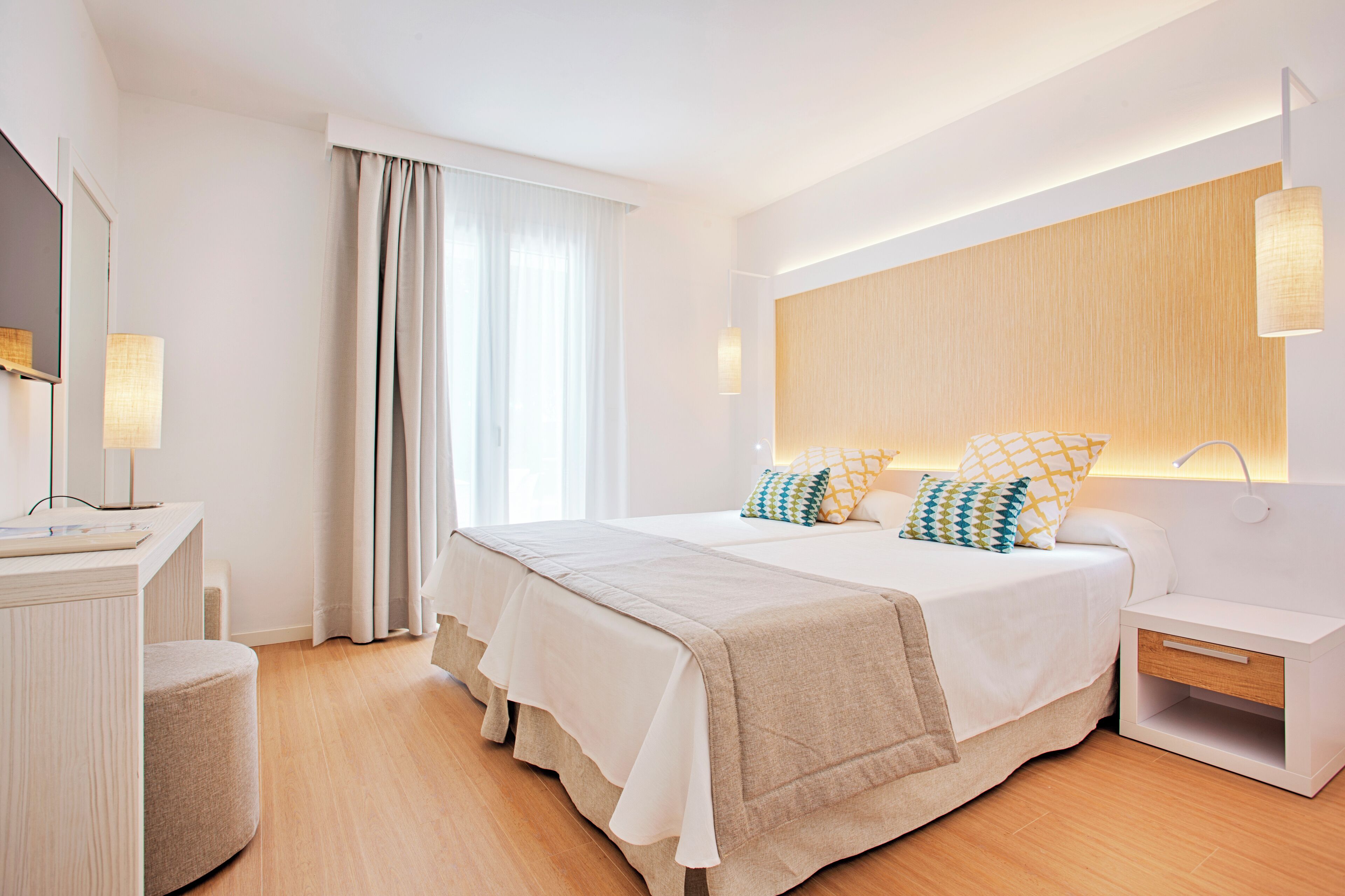 办公桌、免费婴儿床、床单