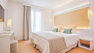 Desk, free cribs/infant beds, bed sheets