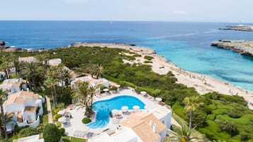 2 piscines extérieures, parasols de plage, chaises longues