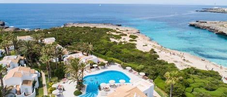 2 piscines extérieures, parasols de plage, chaises longues