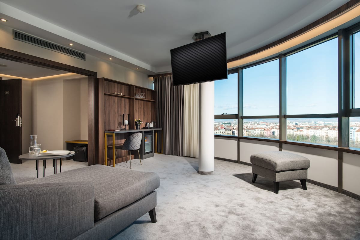 Panoramic One-bedroom Suite High Floor | Minibar, cassaforte in camera, una scrivania, postazione laptop