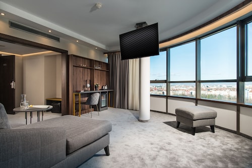 Rosslyn Central Park Hotel