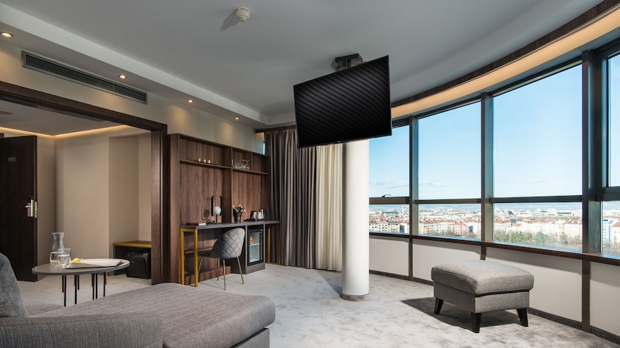 Rosslyn Central Park Hotel