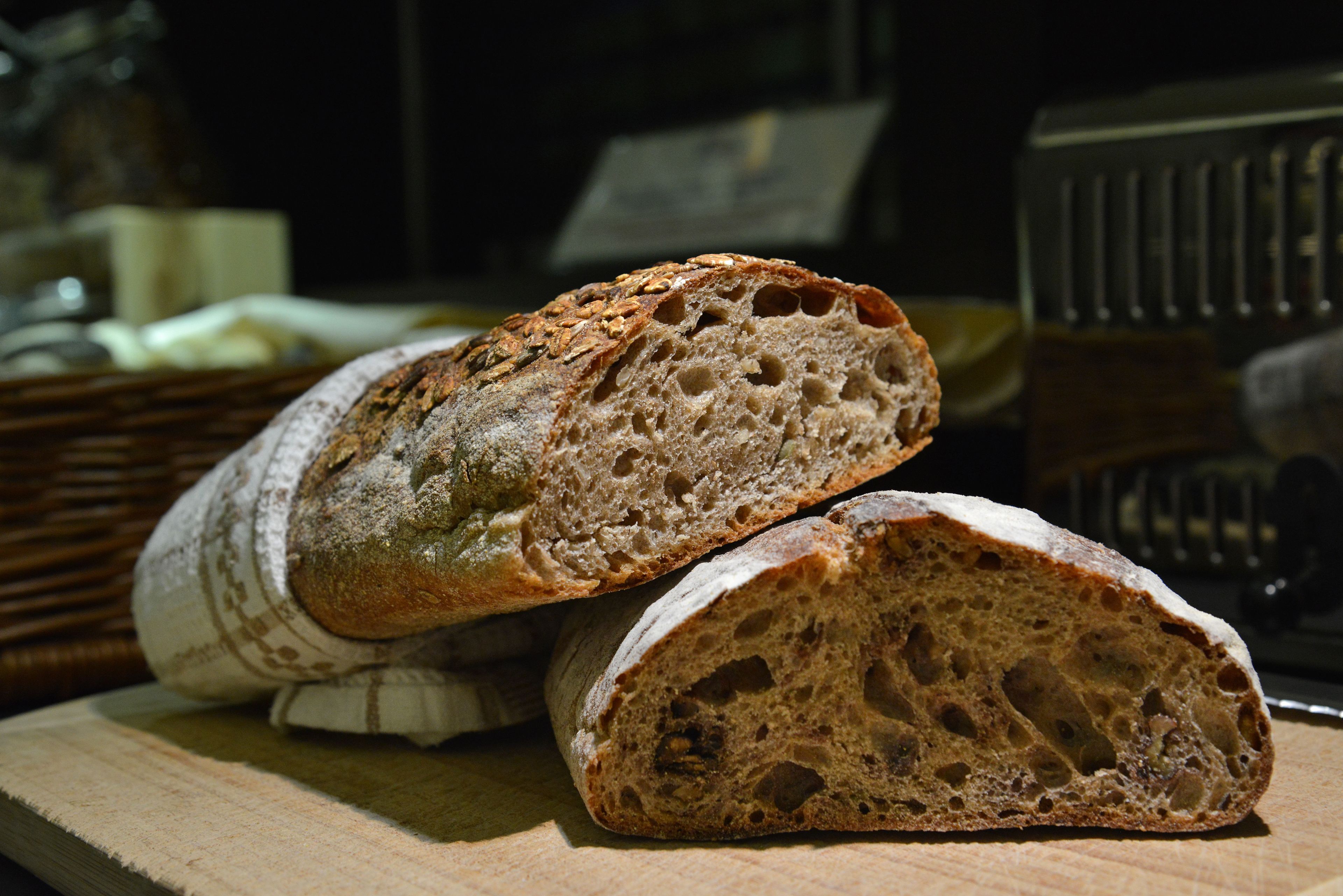 Ein Brot auf einer Holztischplatte.