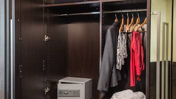 Minibar, coffres-forts dans les chambres, bureau