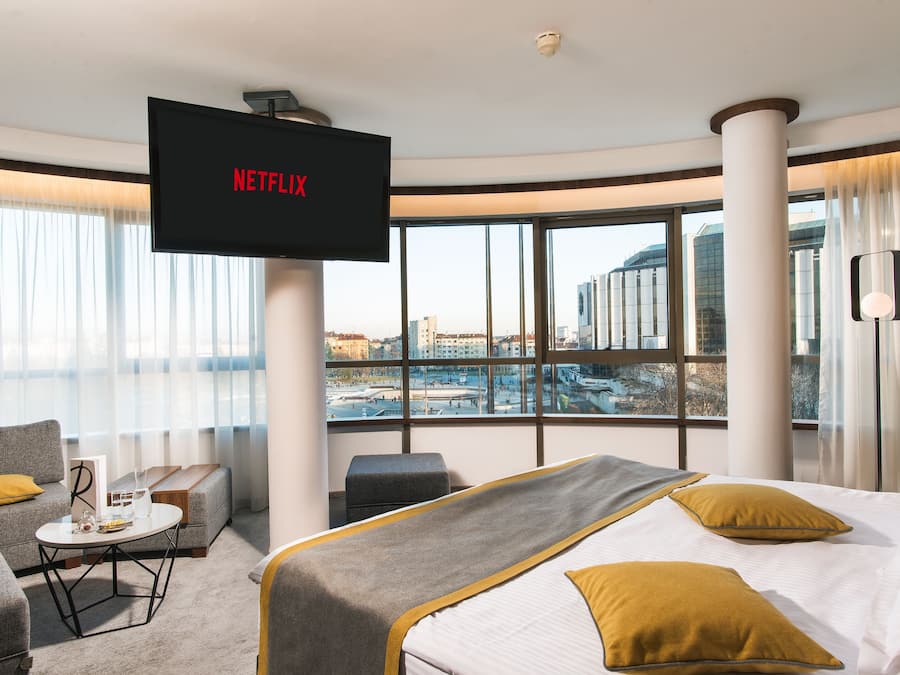 Minibar, caja de seguridad en la habitación y escritorio