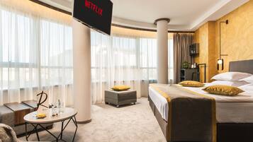Panoramic Superior room | ๋ฏธ๋๋ฐ, ๊ฐ์ค ๋ด ๊ธ๊ณ , ์ฑ
์, ๋
ธํธ๋ถ ์์
๊ณต๊ฐ