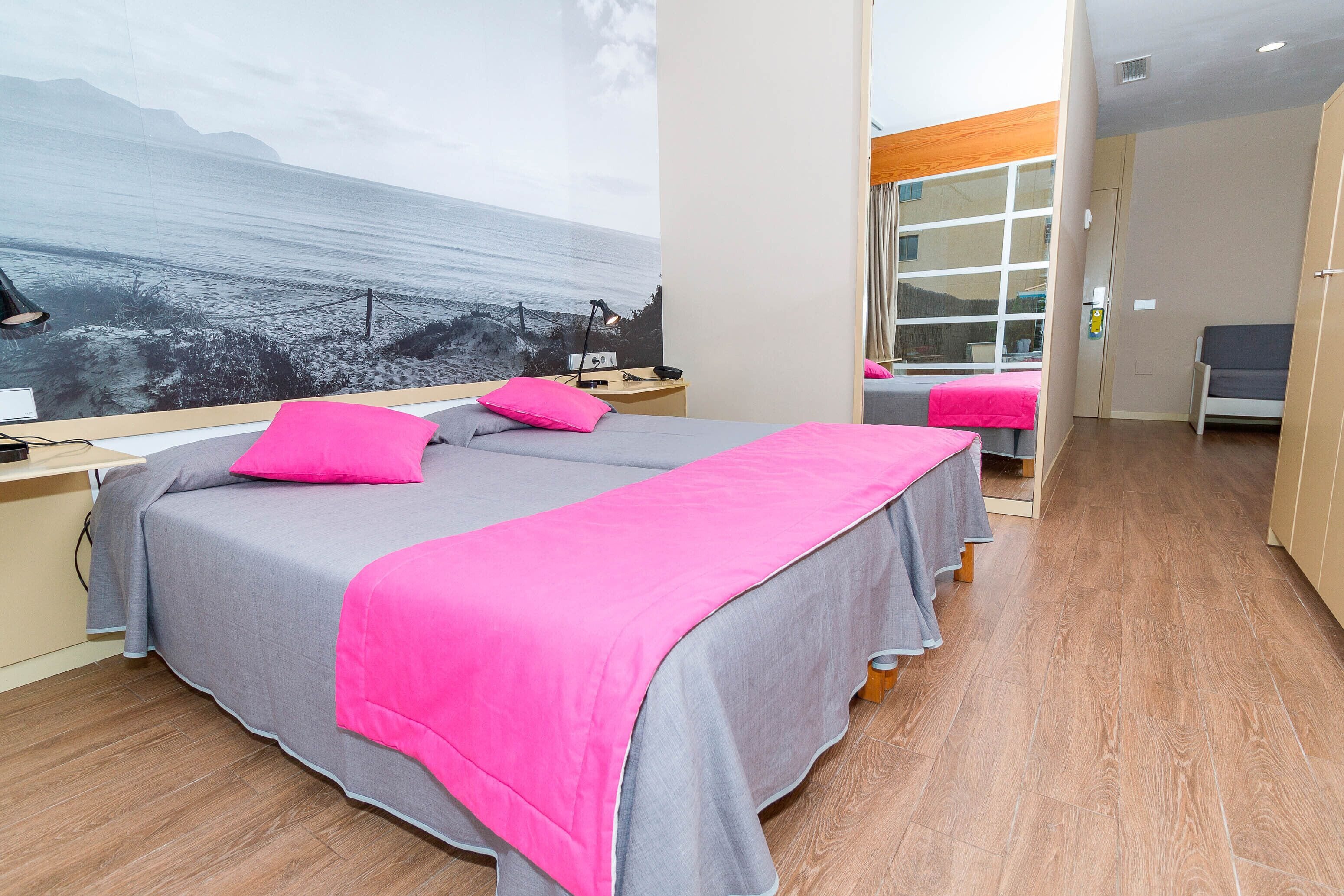 Suite, al piano terra | Una cassaforte in camera, una scrivania, Wi-Fi gratuito, lenzuola