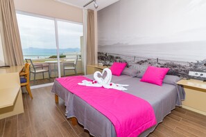 Suite, vista mare | Una cassaforte in camera, una scrivania, Wi-Fi gratuito, lenzuola