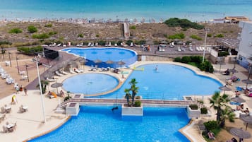 Piscine couverte, 2 piscines extérieures, parasols de plage