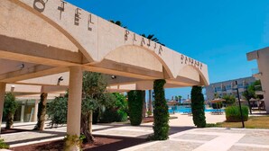 A hotel entrance with a sign reading "HOTEL PLAT DU PAPA". - Eix Platja Daurada Hotel & Spa (Santa Margalida)