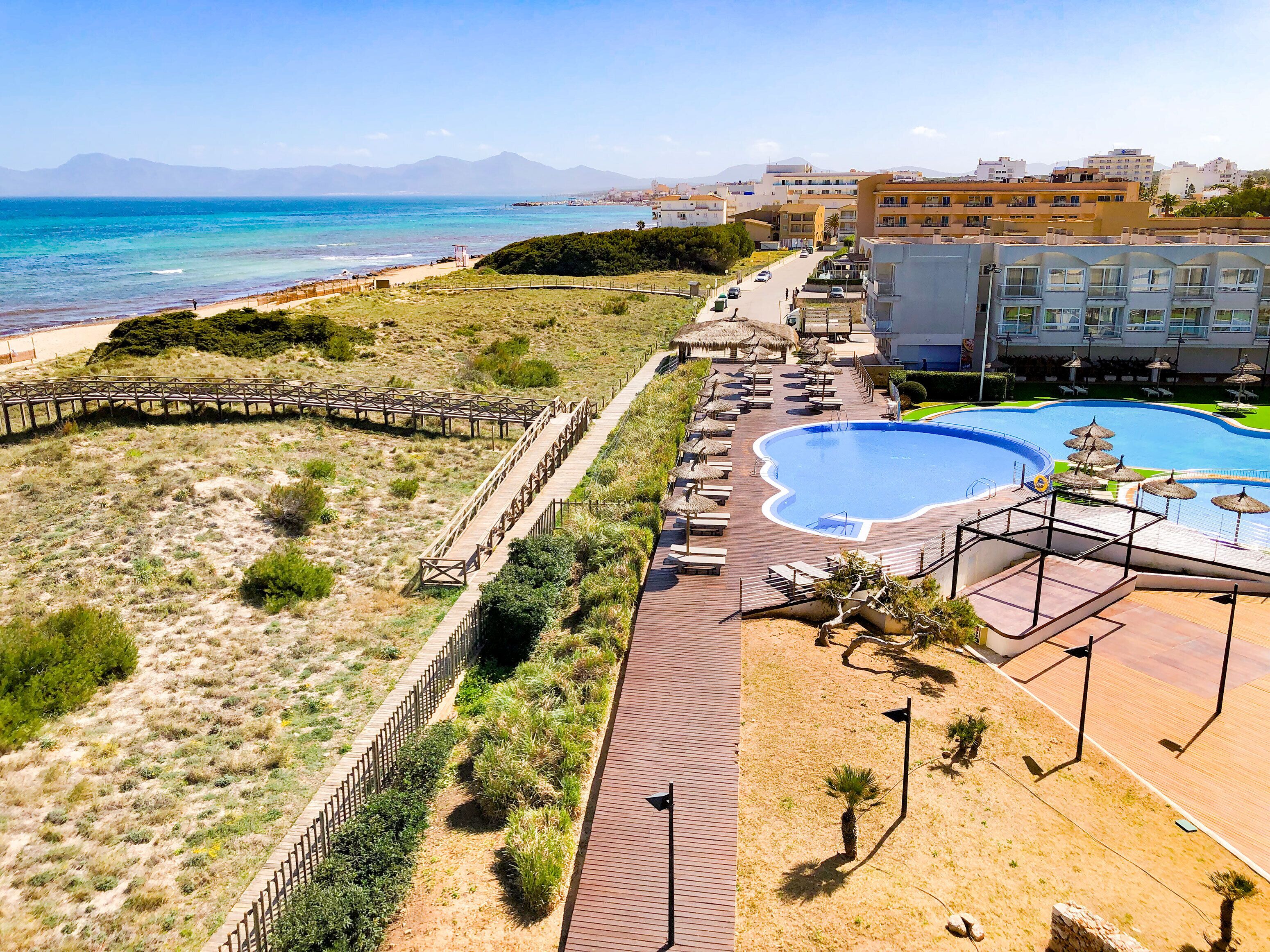 Un complexe hôtelier doté d’une piscine, d’un accès à la plage et offrant une vue sur la mer.