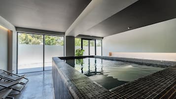 Una piscina cubierta, 2 piscinas al aire libre, sombrillas, tumbonas
