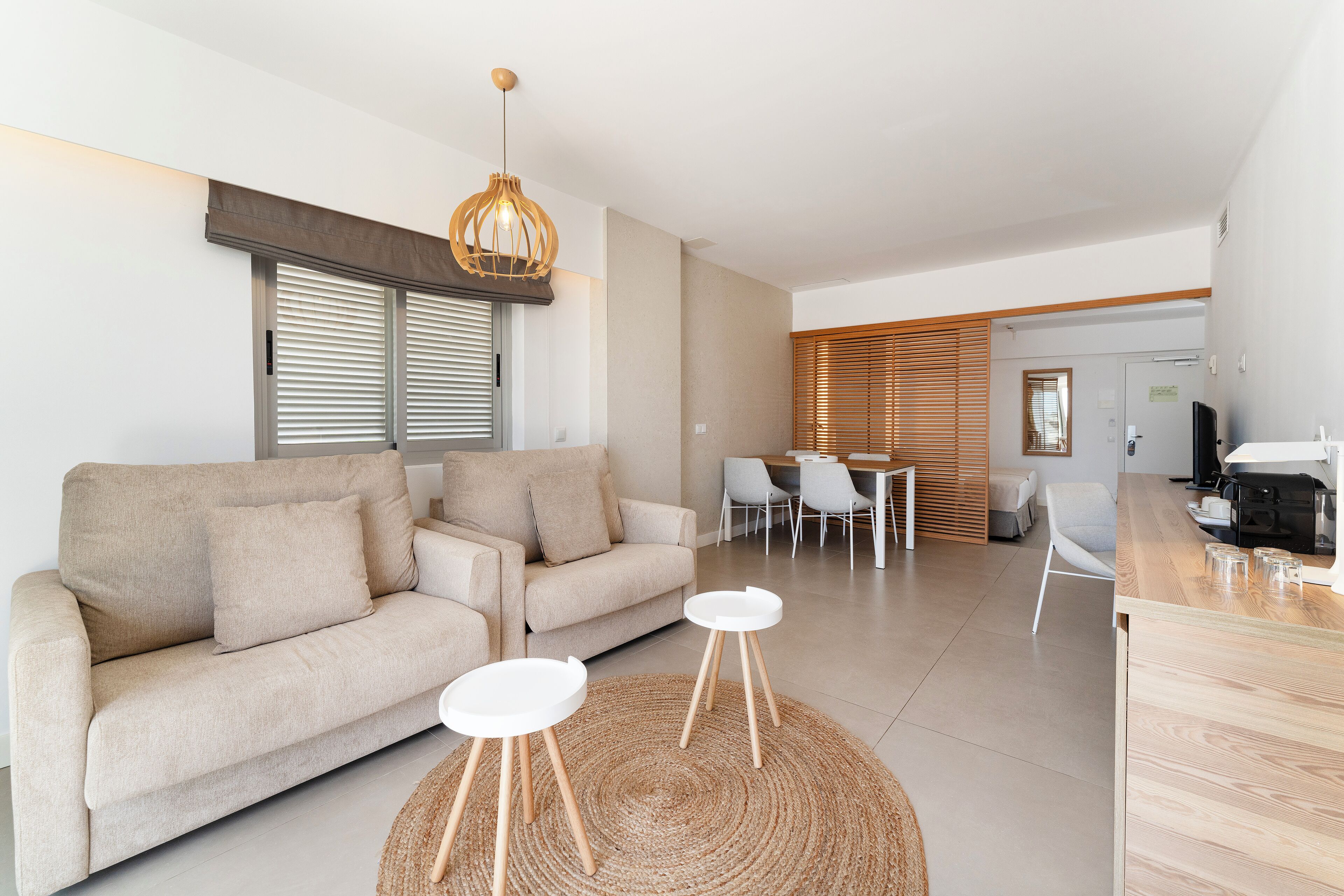 Suite, terras (2+2) | Een minibar, een kluis op de kamer, een bureau, een laptopwerkplek