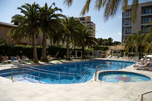 Una piscina techada, 2 piscinas al aire libre, sombrillas