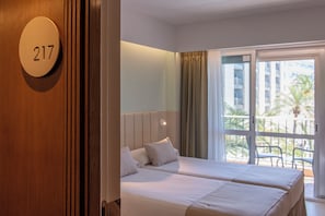 Zweibettzimmer, Balkon, Poolblick | 1 Schlafzimmer, Minibar, Zimmersafe, Schreibtisch