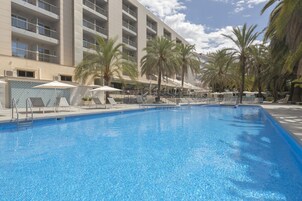 Una piscina techada, 2 piscinas al aire libre, sombrillas