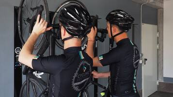 Zwei Radfahrer richten ihre Helme aus und machen sich bereit, ihre Fahrräder zu besteigen.