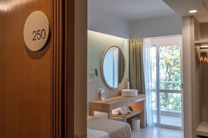 Minibar, in-room safe, desk, laptop workspace - Hotel Bordoy Cosmopolitan (Palma de Mallorca)