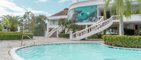 حمّام سباحة خارجي، مقاعد للتشمس