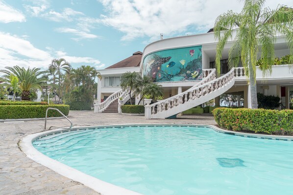 Kolam renang terbuka, kerusi lepak pantai 