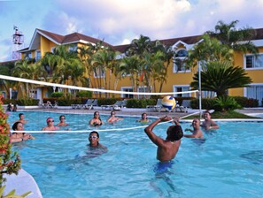 Kolam renang terbuka, kerusi lepak pantai 