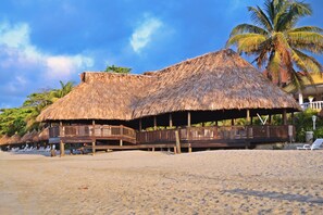 Plage privée, chaise longue, parasol, serviettes de plage