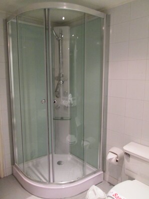 Superior Room, Kitchenette, Ocean View | Bathroom | Rainfall showerhead, towels, soap, shampoo - Apart Hotel Colon (Puerto Montt)