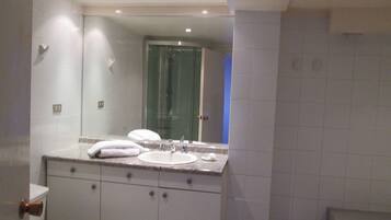 Suite, Whirlpool, Meerblick | Badezimmer | Regendusche, Handtücher, Seife, Shampoo