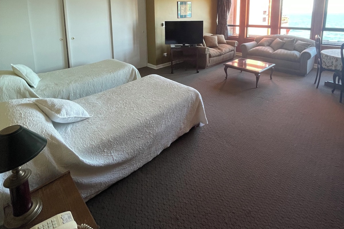 Tvåbäddsrum - utsikt mot staden | Värdeförvaringsskåp på rummet och gratis wi-fi