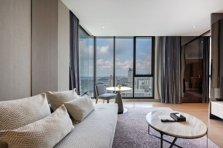 行政套房, 1 张特大床 | 起居区. 里士满豪华会议酒店